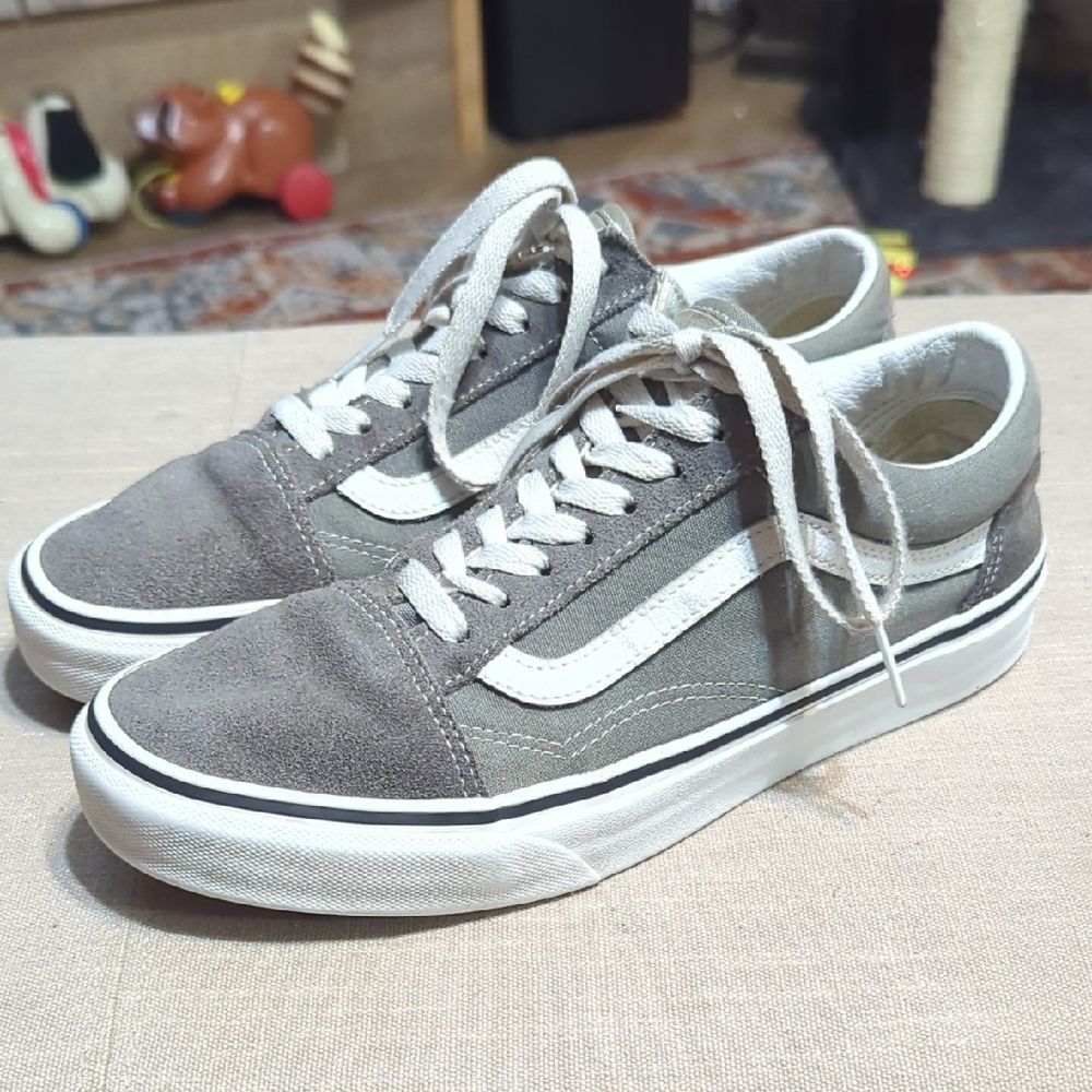 Old Skool skate shoes in a pewter gray suede and canvas